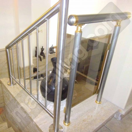 Парапет от инокс с вертикален пълнеж